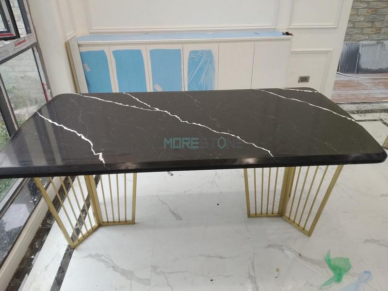 .
Đá tự nhiên có màu đen sang trọng khiến cảm giác ấn tượng hơn khi được bố trí làm mặt bàn lớn với những đường vân tinh tế, kết hợp giữa sang trọng và khỏe khoắn.